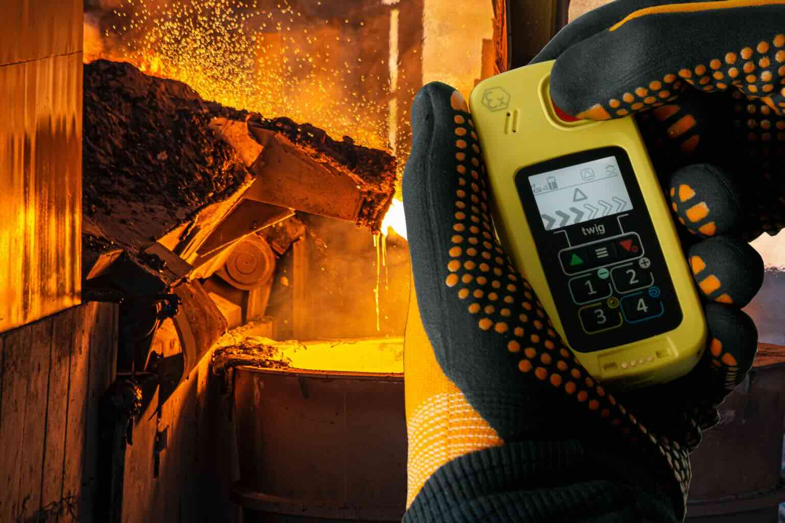 Dispositif PTI ATEX TWIG One Ex utilisé par un travailleur isolé en zone à risque d'explosion